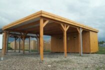 Carport aus Holz – ideal als Ergänzung zu Garagen und als Blickfang für die Immobilien